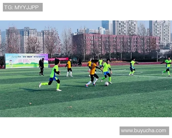 小场足球秀：激情对抗与团队合作的完美结合，尽享足球魅力与乐趣